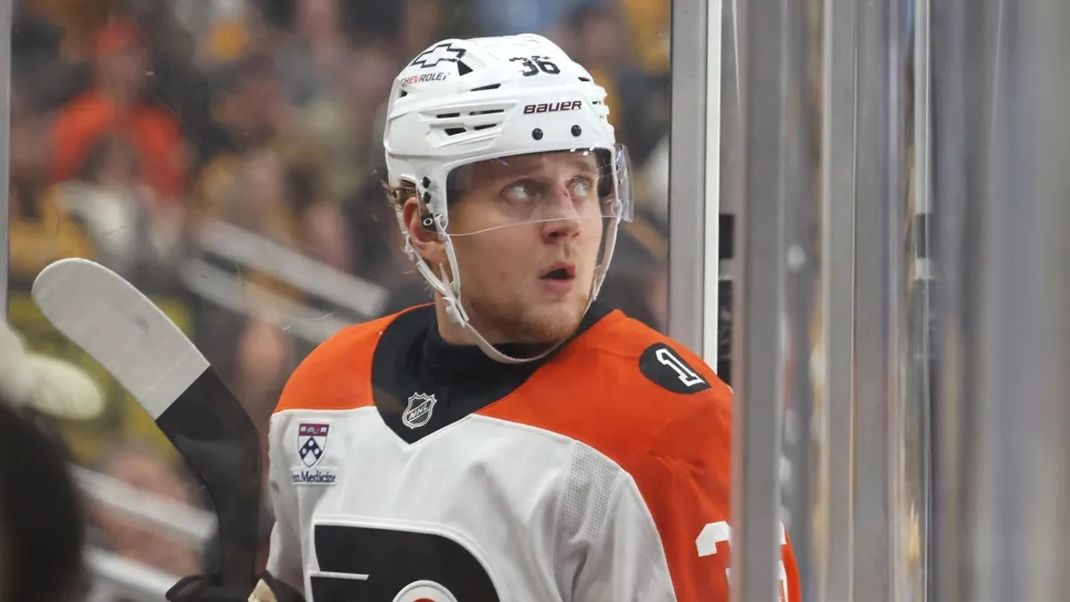 Flyers e Maple Leafs trocam goleiros e defensores
