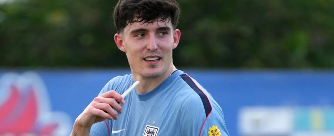 Inglaterra substitui Tino Livramento (panturrilha) por Trevoh Chalobah