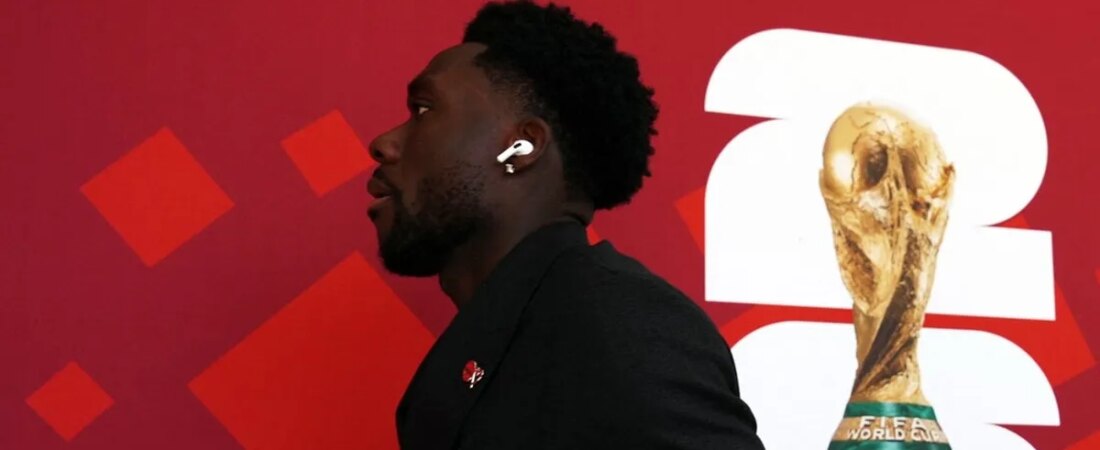 O capitão do Canadá, Alphonso Davies, provavelmente perderá a partida contra o Catar