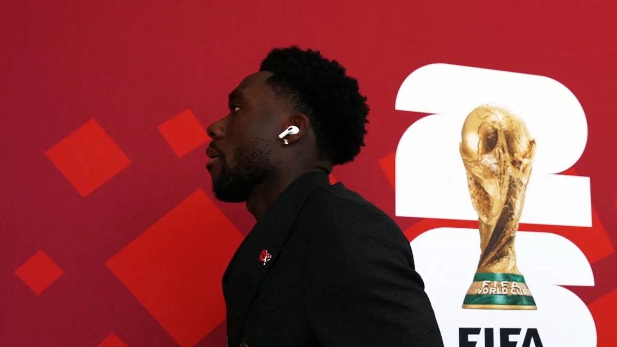O capitão do Canadá, Alphonso Davies, provavelmente perderá a partida contra o Catar