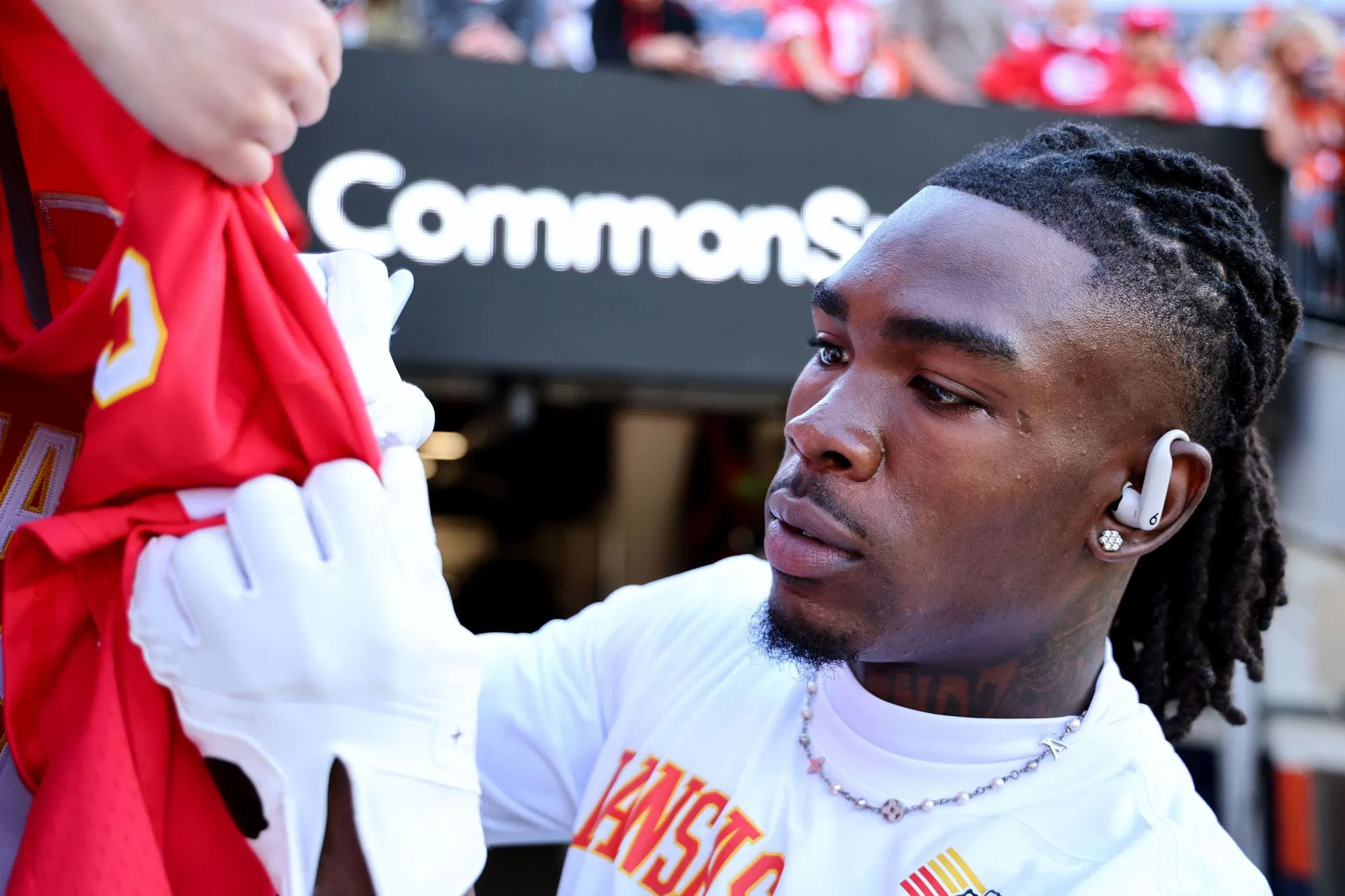 “Agindo como se não voltasse aqui na próxima semana”: os fãs da NFL reagem enquanto Rashee Rice foge das câmeras após ser libertado da prisão