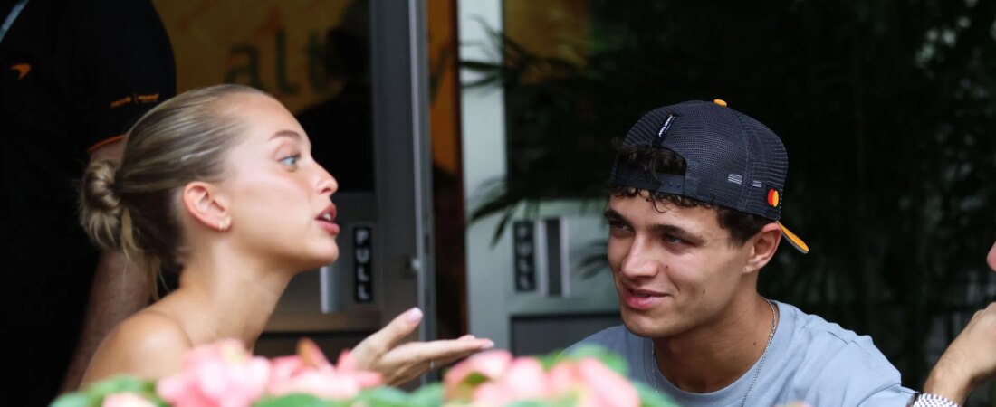 A namorada de Lando Norris, Margarida Corceiro, posa de biquíni branco em Milos, Grécia