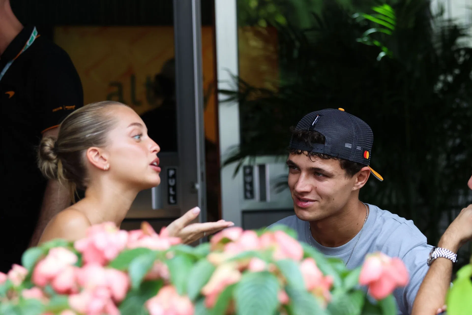 A namorada de Lando Norris, Margarida Corceiro, posa de biquíni branco em Milos, Grécia